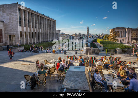 Les personnes bénéficiant de temps libre dans le bar au Mont des Arts à Bruxelles Banque D'Images
