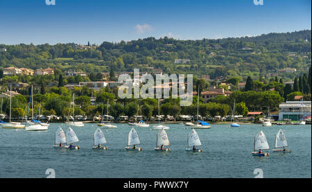 Le Lac de Garde, Bardolino, ITALIE - Septembre 2018 : les enfants dans des canots qui participent à une classe de voile à Bardolino, sur le lac de Garde. Banque D'Images