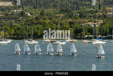 Le Lac de Garde, Bardolino, ITALIE - Septembre 2018 : les enfants dans des canots qui participent à une classe de voile à Bardolino, sur le lac de Garde. Banque D'Images