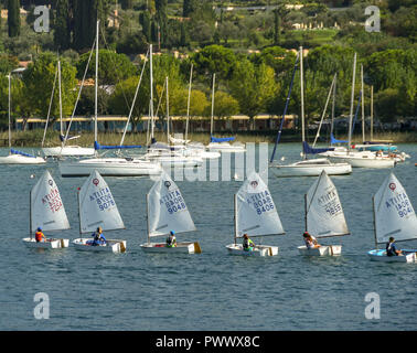 Le Lac de Garde, Bardolino, ITALIE - Septembre 2018 : les enfants dans des canots qui participent à une classe de voile à Bardolino, sur le lac de Garde. Banque D'Images