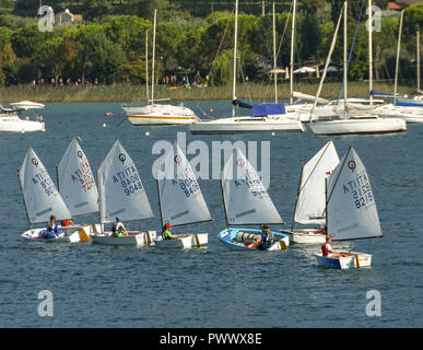 Le Lac de Garde, Bardolino, ITALIE - Septembre 2018 : les enfants dans des canots qui participent à une classe de voile à Bardolino, sur le lac de Garde. Banque D'Images