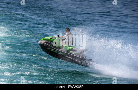 Le lac de Garde, ITALIE - Septembre 2018 : jet ski et le cavalier couvert par une vague de saut après pulvérisation sur le lac de Garde. Banque D'Images