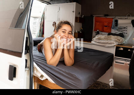 Happy yong femme voyageant par le camping-car à travers l'Europe dans la vie d'inspiration de la vie de camping-car Van adventure road trip et voyageant sur le budget c Banque D'Images