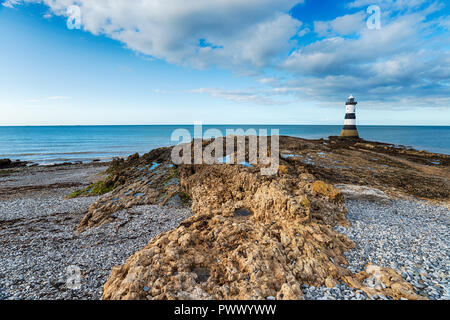 Le phare de Penmon Point sur l'Anglesey, au Pays de Galles Banque D'Images