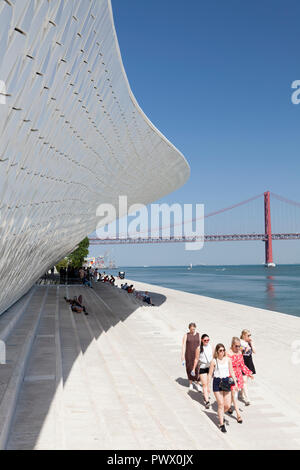 Vue extérieure de la MAAT - Musée d'art, d'architecture et de la Technologie, Lisbonne, Portugal. Une vue de l'emplacement du musée sur le fleuve Tage. Banque D'Images