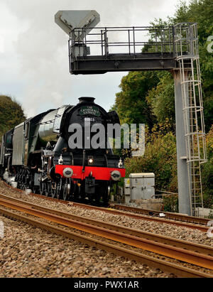 Celebrity LNER Class A3 Pacific No 60103 Flying Scotsman passant un portique de signalisation à Dawlish Warren, le transport de Cathedrals Express, 8th octobre 2018. Banque D'Images