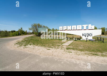 La ville de Pripyat signe avec la route menant vers elle à Tchernobyl, en Ukraine. Banque D'Images