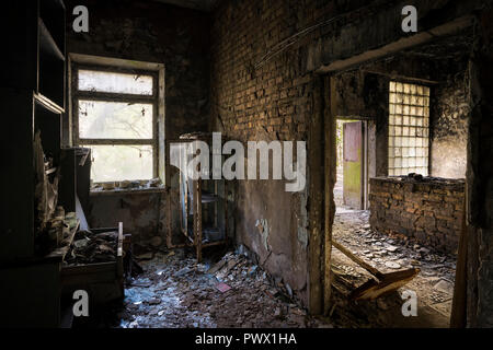 Vue de l'intérieur de l'hôpital abandonné 126 à Tchernobyl, en Ukraine. Banque D'Images