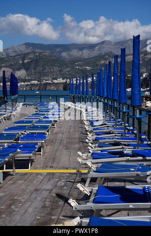 La vieille ville de Sorrento de descendre dans le port de pêche de Marina Grande à Sorrento, une petite ville de Campanie, Italie. Banque D'Images