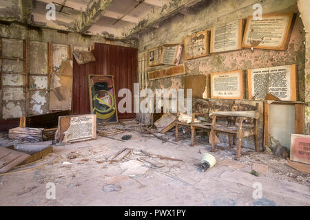 Vue de l'intérieur du bâtiment de commande principale de Duga à Tchernobyl, en Ukraine. Banque D'Images