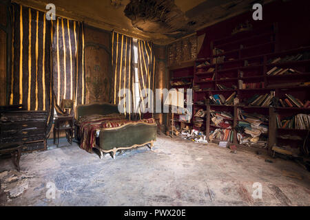 Vue de l'intérieur de la chambre à coucher dans une maison abandonnée en France. Banque D'Images