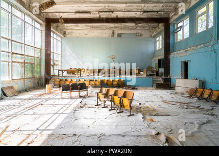 Vue intérieure d'une salle de sport avec des rangées de sièges vides à Tchernobyl, en Ukraine. Banque D'Images