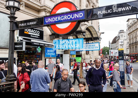 Londres Angleterre, Royaume-Uni West End Piccadilly Circus, St.James's,métro Station métro tube,métro tube,entrée,extérieur,cocarde,logo,surpeuplé sid Banque D'Images