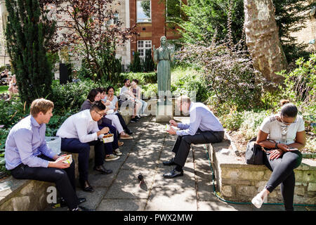 Londres Angleterre,Royaume-Uni,West End St James's Piccadilly Church,St James-in-the-Fields,Anglican Church paroissial,extérieur,jardin,employés de bureau déjeuner,manger,Blac Banque D'Images