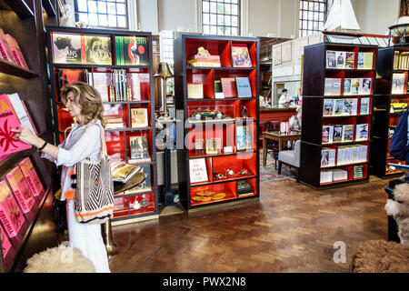 Londres Angleterre,Royaume-Uni Piccadilly,Maison Assouline,librairie éditeur de livres,affichage vente femme recherche shopping shopping boutique vente au détail Banque D'Images