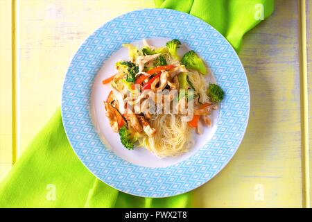 Sauté de poulet et nouilles Banque D'Images