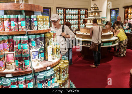 Londres Angleterre,Royaume-Uni,West End St James's,Piccadilly,Fortnum & Mason,shopping shopper shoppers magasins marché marchés achats vente, détail Banque D'Images