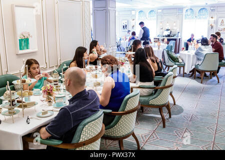 Londres Angleterre,Royaume-Uni,Royaume-Uni Grande-Bretagne,West End St James's,Fortnum & Mason,shopping shopper shoppers shopping magasins marché marchés acheter Banque D'Images