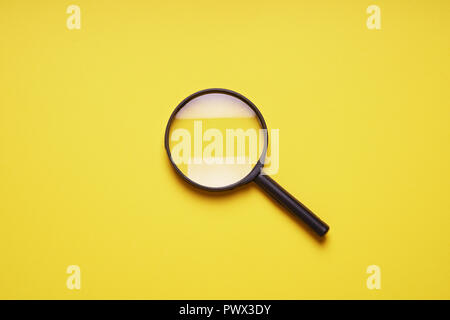 Loupe loupe loupe recherchez symbole sur fond jaune avec copie espace Banque D'Images