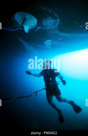 La baie de Souda, la Grèce (3 juillet 2017) Marine Diver 3 classe Nick Frantz, affecté à la région du centre du littoral de l'entretien régional Centre (MARMC), effectue une plongée sur l'élevage des navires de la classe Ticonderoga-croiseur lance-missiles USS Ville de Huê (CG-66) dans la baie de Souda, la Grèce le 3 juillet 2017. MARMC fournit l'ingénierie et services techniques à l'appui de l'état de préparation de la flotte pour tous les navires, sous-marins et porte-avions. ( Banque D'Images