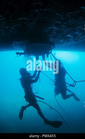 La baie de Souda, la Grèce (3 juillet 2017) Marine Diver Seaman Mitch Houck, gauche, et la marine Diver 3 classe Nick Frantz, toutes deux affectées à la région du centre du littoral de l'entretien régional Centre (MARMC), effectuer une plongée sur l'élevage des navires de la classe Ticonderoga-croiseur lance-missiles USS Ville de Huê (CG-66) dans la baie de Souda, la Grèce le 3 juillet 2017. MARMC fournit l'ingénierie et services techniques à l'appui de l'état de préparation de la flotte pour tous les navires, sous-marins et porte-avions. ( Banque D'Images