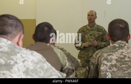 Le Sgt commande. Major Christopher Miller, l'enrôle conseiller pour la formation interarmées multinationale et Group-Ukraine la 45e Infantry Brigade Combat Team, parle aux sergents ukrainien étudie à la 197th militaires au Centre d'instruction des officiers de Desna, l'Ukraine le 6 juillet. La 45e est déployée à l'Ukraine dans le cadre de l'JMTG-U, une coalition internationale qui se consacre à la construction de professionnalisme de l'armée ukrainienne. Le renforcement de l'armée ukrainienne de sous-officiers est un objectif principal de la mission U-JMTG. Banque D'Images