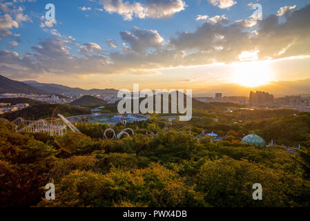 Vue aérienne du parc à thème de Daegu au crépuscule Banque D'Images