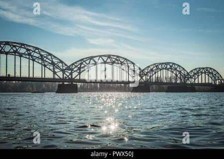 Pont de chemin de fer à Riga sur la Daugava à l'automne en octobre sur une journée ensoleillée, paysage Banque D'Images