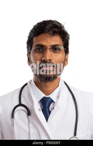 L'homme indien medic portrait portant des lunettes ou lunettes isolated on white background studio Banque D'Images
