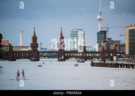 Berlin. L'Allemagne. L'Oberbaum (pont Oberbaumbrücke) enjambe la rivière Spree connexion Friedrichschain & Kreuzberg. Banque D'Images