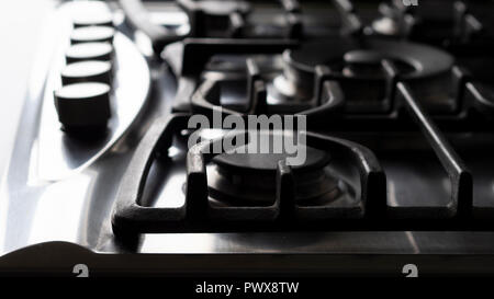 Les pièces en fonte d'acier et de cuisinière à gaz modernes ; grande cuisine cuisinière avec 5 brûleurs noir différentes tailles ; la foudre douce naturelle d'une fenêtre Banque D'Images