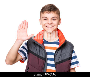 Portrait of caucasian émotionnelle smiling teen boy étend sa main droite vers le haut de l'accueil. Heureux l'enfant en agitant la main, isolé sur fond blanc. Banque D'Images