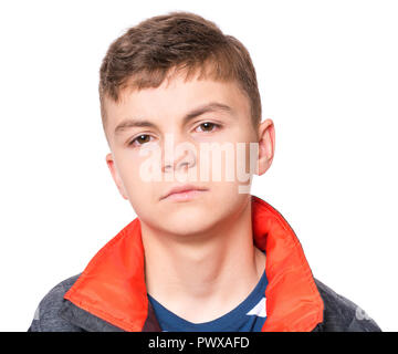 Portrait of caucasian émotionnelle teen boy. Sérieux, triste ou pensif beau jeune adolescent - close up. Studio head shot - isolated on white Banque D'Images