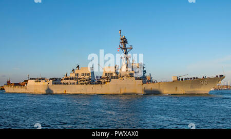 L'United States Navy 'classe' Arleigh Burke destroyer USS Forrest Sherman (DDG 98) fait une arrivée matinale à Portsmouth, Royaume-uni le 18/10/18. Banque D'Images