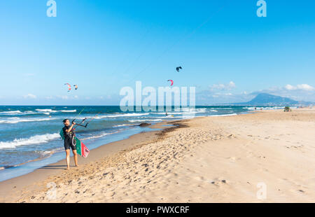 Le kitesurf sur Rabdells beach près de Oliva sur la Costa del Azahar, province de Valence, Espagne Banque D'Images