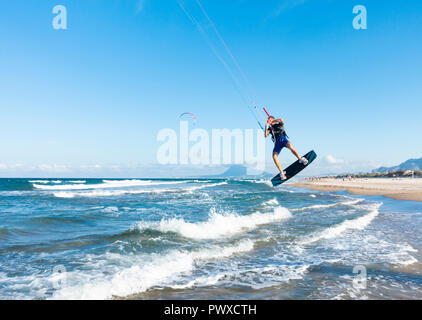 Le kitesurf sur Rabdells beach près de Oliva sur la Costa del Azahar, province de Valence, Espagne Banque D'Images
