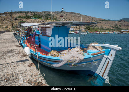 Bateau de pêche grec attaché à un quai de ciment Banque D'Images