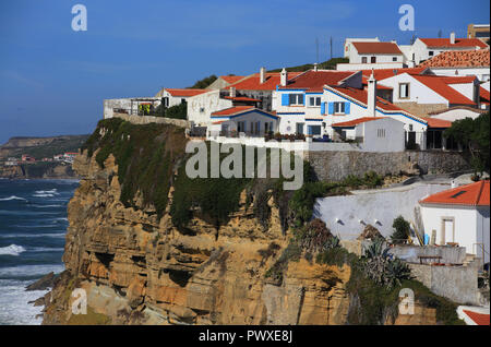 Le Portugal, Praia das Maçãs, Colares, Sintra, près de Lisbonne. Village construit sur une falaise dominant l'océan Atlantique et la plage ci-dessous. Banque D'Images