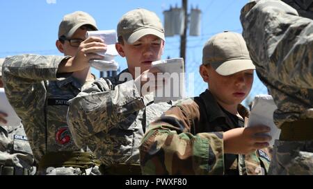 Civil Air Patrol (CAP) Cadets examiner leurs livres 'smart' tout en se tenant dans la ligne au cours de la Desert Hawk XV campement, Wendover Airfield historique, en Utah, le 22 juin 2017. Dix pour cent de chaque classe de l'US Air Force Academy est composé de cadets de la PAC. Banque D'Images