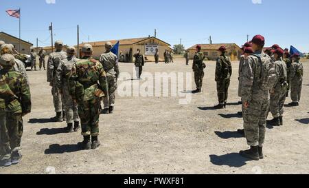 Civil Air Patrol stand cadets en formation avant d'effectuer un passage dans l'étude au cours de la Desert Hawk XV campement, Wendover Airfield historique, en Utah, le 22 juin 2017. L'obtention du diplôme de la programme de formation d'une semaine est exigé des cadets comme les progrès en CAP. Banque D'Images