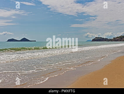 Ellis Beach, juste au nord de Palm Cove, sur l'autoroute Captain Cook de la côte de Cairns vers Port Douglas Banque D'Images