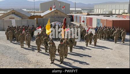 Soldats assigné à la force de l'Administration centrale et du Sud-Est, 1er Bataillon du Quartier général de division de cavalerie et 6e Escadron, 1e régiment de cavalerie, 1st Armored Division posent pour une photo de l'escadron Jun 23 sur la plate-forme de conseils la foudre. Assigné à la Force des soldats sud-est afin de soutenir la formation, missions de conseil et d'assistance de l'opération appui résolu. Le but de la former, conseiller et assister la mission est de permettre et de développer la défense nationale afghane avec les forces de sécurité des systèmes et des processus qui continuera à leur permettre dans l'avenir. Banque D'Images