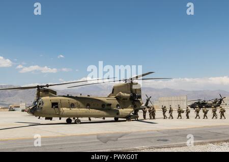 Les parachutistes de l'Armée américaine affecté à la 82e Division aéroportée à bord d'un hélicoptère CH-47 Chinook assigné à la Force des Dragons volants, 16e Brigade d'aviation de combat, 7 Division d'infanterie à l'aérodrome de Bagram, en Afghanistan, le 6 juillet 2017. Les Dragons volants fournir le soutien aérien aux forces américaines en Afghanistan dans le cadre de l'opération Liberté's Sentinel. Banque D'Images