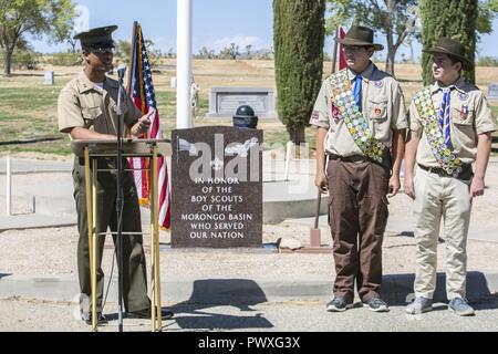 Le Capitaine Jason Samuel, l'avocat de la défense, les Services juridiques, l'équipe de soutien du bataillon de l'Administration centrale, est le conférencier invité lors d'une cérémonie commémorative pour les Boy Scouts of America à Mountain Valley Memorial Park à Joshua Tree, Californie, le 4 juillet 2017. Samuel était un scout pendant plusieurs années avant de rejoindre le Corps des Marines. Banque D'Images