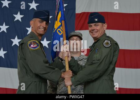 U.S. Air Force Le Colonel Brian Jackson, 20e Groupe des opérations (OG), commandant la 20e OG guidon reçoit du Colonel Daniel Lasica, 20e Escadre de chasse, au cours d'une cérémonie de passation de commandement chez Shaw Air Force Base, S.C., 30 juin 2017. Le 20e OG emploie 79 CM F-16 Fighting Falcon pour effectuer diverses missions, notamment la suppression des défenses anti-aériennes, l'appui aérien rapproché et de la recherche et de sauvetage. Banque D'Images