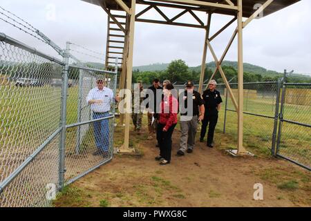 Visiteurs de marque (DVs) en savoir plus sur l'ennemi prisonnier de guerre 2 Formation sur la zone Sud Post le 28 juin 2017, dans le cadre de la visite du jour DV Justice Gardien de Fort McCoy, Wisconsin Les visiteurs inclus Wisconsin State Rep. Nancy Vandermeer, Monroe County Sheriff Scott Perkins, chef de la Police David Kuderer Sparte, et d'autres qui ont appris sur la façon dont le tuteur légal de l'exercice de la Justice est coordonné et complété au Fort McCoy. La justice est un gardien de l'exercice de la réserve de l'armée qui développe et soutient un soldat de la police militaire les compétences techniques en se concentrant sur l'internement et les opérations de réinstallation, qui est Banque D'Images