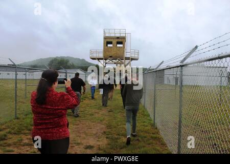 Visiteurs de marque (DVs) en savoir plus sur l'ennemi prisonnier de guerre 2 Formation sur la zone Sud Post le 28 juin 2017, dans le cadre de la visite du jour DV Justice Gardien de Fort McCoy, Wisconsin Les visiteurs inclus Wisconsin State Rep. Nancy Vandermeer, Monroe County Sheriff Scott Perkins, chef de la Police David Kuderer Sparte, et d'autres qui ont appris sur la façon dont le tuteur légal de l'exercice de la Justice est coordonné et complété au Fort McCoy. La justice est un gardien de l'exercice de la réserve de l'armée qui développe et soutient un soldat de la police militaire les compétences techniques en se concentrant sur l'internement et les opérations de réinstallation, qui est Banque D'Images