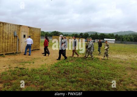 Visiteurs de marque (DVs) en savoir plus sur l'ennemi prisonnier de guerre 2 Formation sur la zone Sud Post le 28 juin 2017, dans le cadre de la visite du jour DV Justice Gardien de Fort McCoy, Wisconsin Les visiteurs inclus Wisconsin State Rep. Nancy Vandermeer, Monroe County Sheriff Scott Perkins, chef de la Police David Kuderer Sparte, et d'autres qui ont appris sur la façon dont le tuteur légal de l'exercice de la Justice est coordonné et complété au Fort McCoy. La justice est un gardien de l'exercice de la réserve de l'armée qui développe et soutient un soldat de la police militaire les compétences techniques en se concentrant sur l'internement et les opérations de réinstallation, qui est Banque D'Images