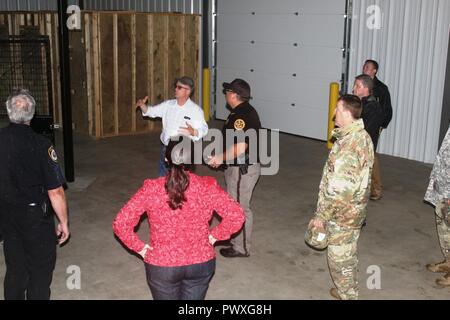 Visiteurs de marque (DVs) en savoir plus sur l'ennemi prisonnier de guerre 2 Formation sur la zone Sud Post le 28 juin 2017, dans le cadre de la visite du jour DV Justice Gardien de Fort McCoy, Wisconsin Les visiteurs inclus Wisconsin State Rep. Nancy Vandermeer, Monroe County Sheriff Scott Perkins, chef de la Police David Kuderer Sparte, et d'autres qui ont appris sur la façon dont le tuteur légal de l'exercice de la Justice est coordonné et complété au Fort McCoy. La justice est un gardien de l'exercice de la réserve de l'armée qui développe et soutient un soldat de la police militaire les compétences techniques en se concentrant sur l'internement et les opérations de réinstallation, qui est Banque D'Images