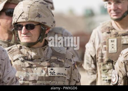 Le général espagnol Fernando Jose Lopez del Pozo, commandant du Commandement des opérations de l'armée iraquienne reviews dirigé par la formation des formateurs de l'armée portugaise à la gamme Besmaya Juillet 2, 2017 complexe. Cette formation fait partie de la Force opérationnelle interarmées combinée globale - Fonctionnement résoudre inhérent à la mission de renforcer les capacités des partenaires qui se concentre sur la formation et de l'amélioration de la capacité des forces des combats en partenariat avec ISIS. Les GFIM-OIR est la Coalition mondiale pour vaincre ISIS en Iraq et en Syrie. Banque D'Images